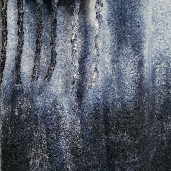 Steve Madden Scarf Wrap with Fringes One size @75" x 17" Blue White multi - Picture 4 of 9